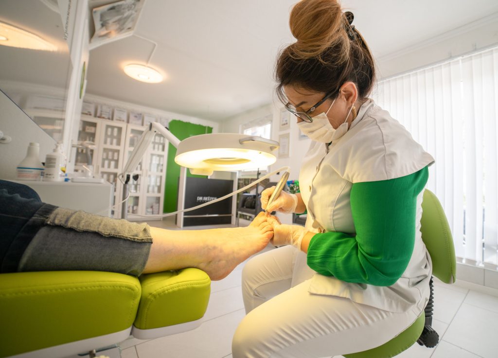 Nahaufnahme einer medizinischen Nagelpflege-Behandlung am Fuß