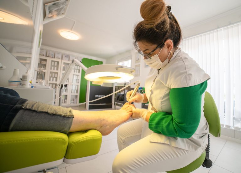 Nahaufnahme einer medizinischen Nagelpflege-Behandlung am Fuß